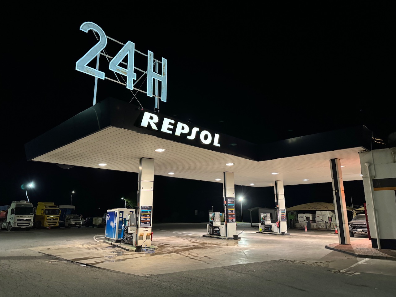 西班牙Repsol加油站实拍,DgOlsen摄,CC BY 4.0。 / Gasolinera Repsol en España, foto de DgOlsen, CC BY 4.0.