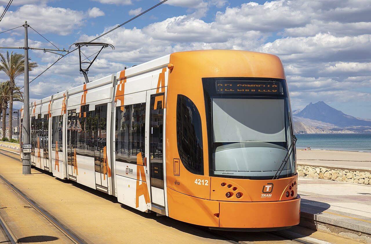 阿利坎特TRAM行经圣胡安海滩一带。摄影:Werner Wilmes,2016年,CC BY 2.0。 / TRAM de Alicante junto a la playa de San Juan. Foto: Werner Wilmes, 2016, CC BY 2.0.
