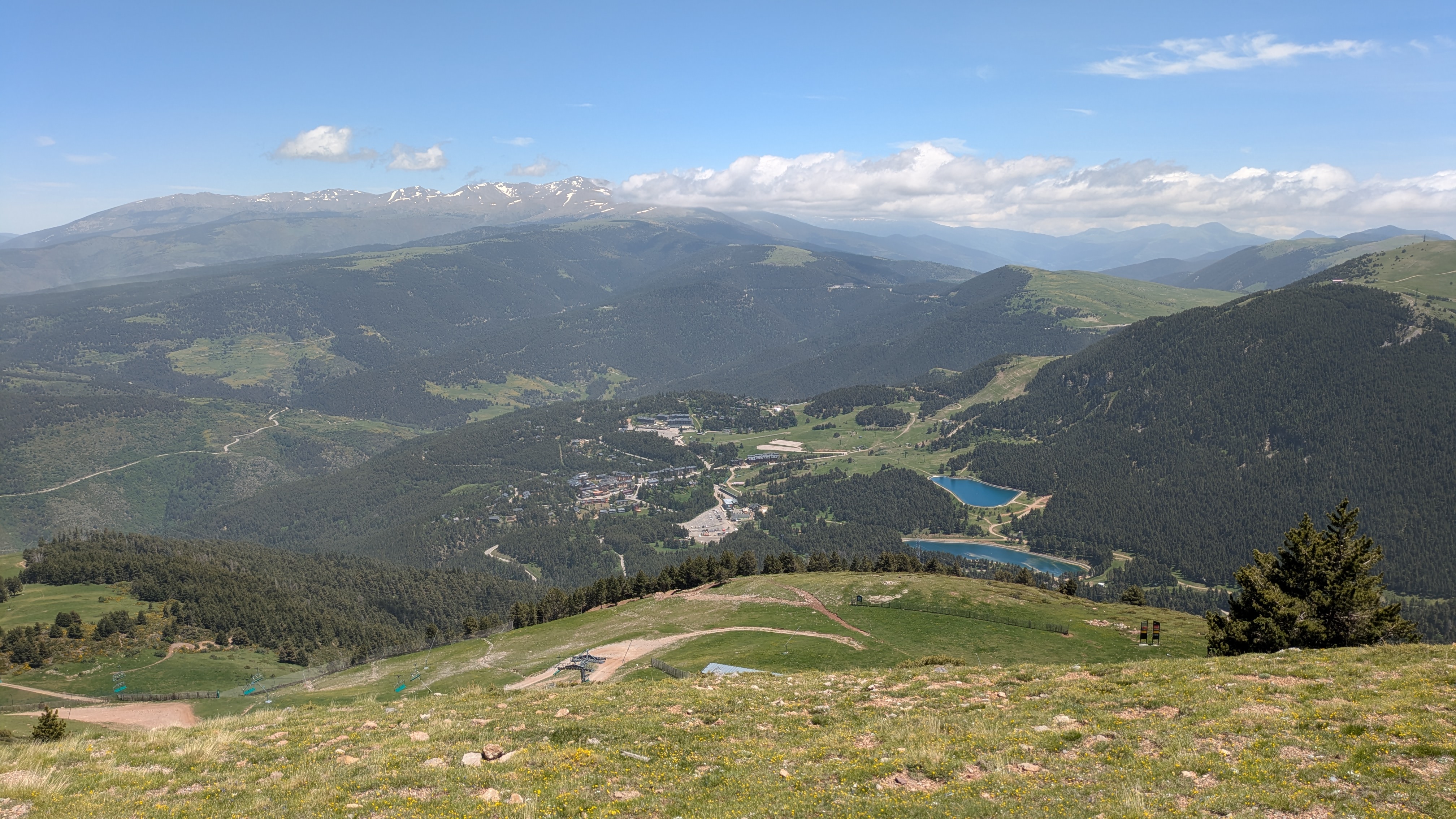 资料照:La Molina滑雪站夏季景观;Alan Mattingly / Wikimedia Commons,CC0 1.0;原图,未AI处理。