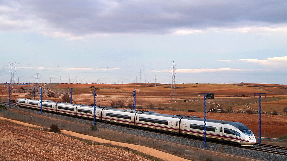 资料图:S-103型列车驶近瓜达拉哈拉(2021);André Marques / Wikimedia Commons;CC BY 2.0。