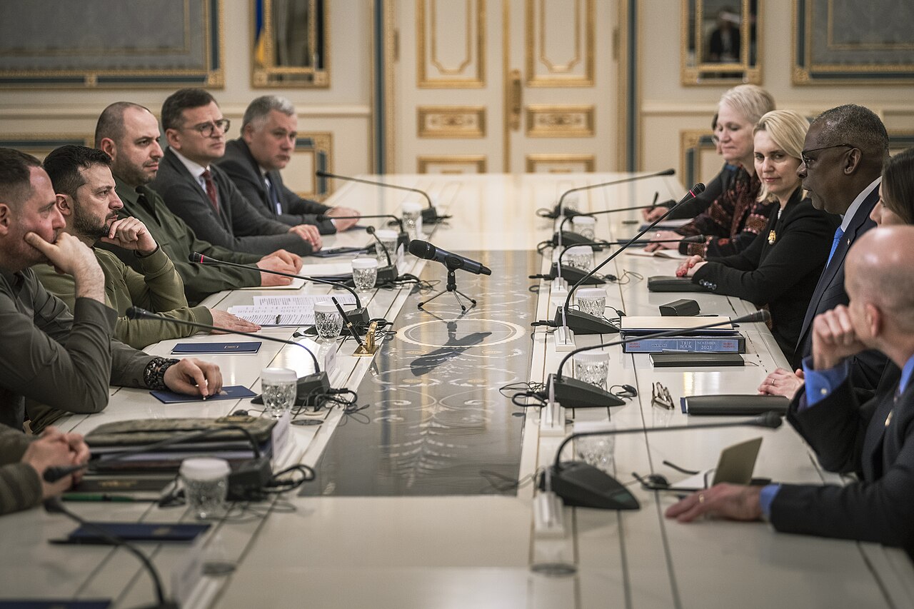 资料照:美国防长Austin与泽连斯基在基辅会面(2023);U.S. Department of Defense,Chad J. McNeeley,CC BY 2.0。