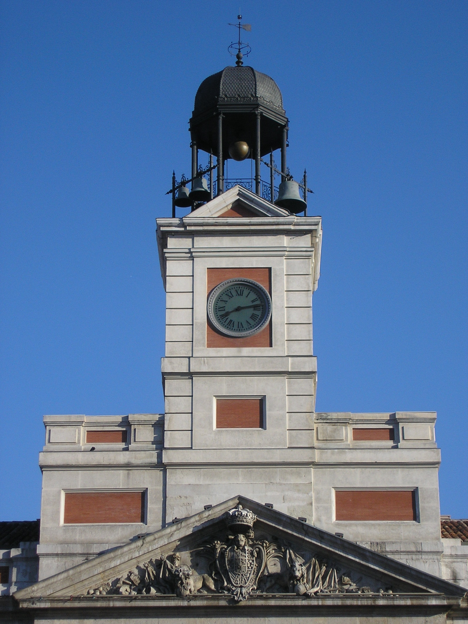 马德里太阳门钟楼。摄影:Albeins / Wikimedia Commons,CC BY-SA 4.0