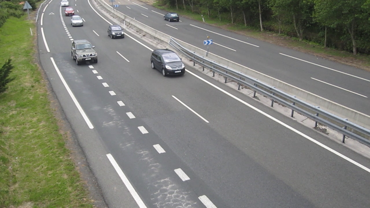 车流密集的西班牙高速公路（资料照片）。Spanish Coches / Wikimedia Commons，CC BY 2.0。
