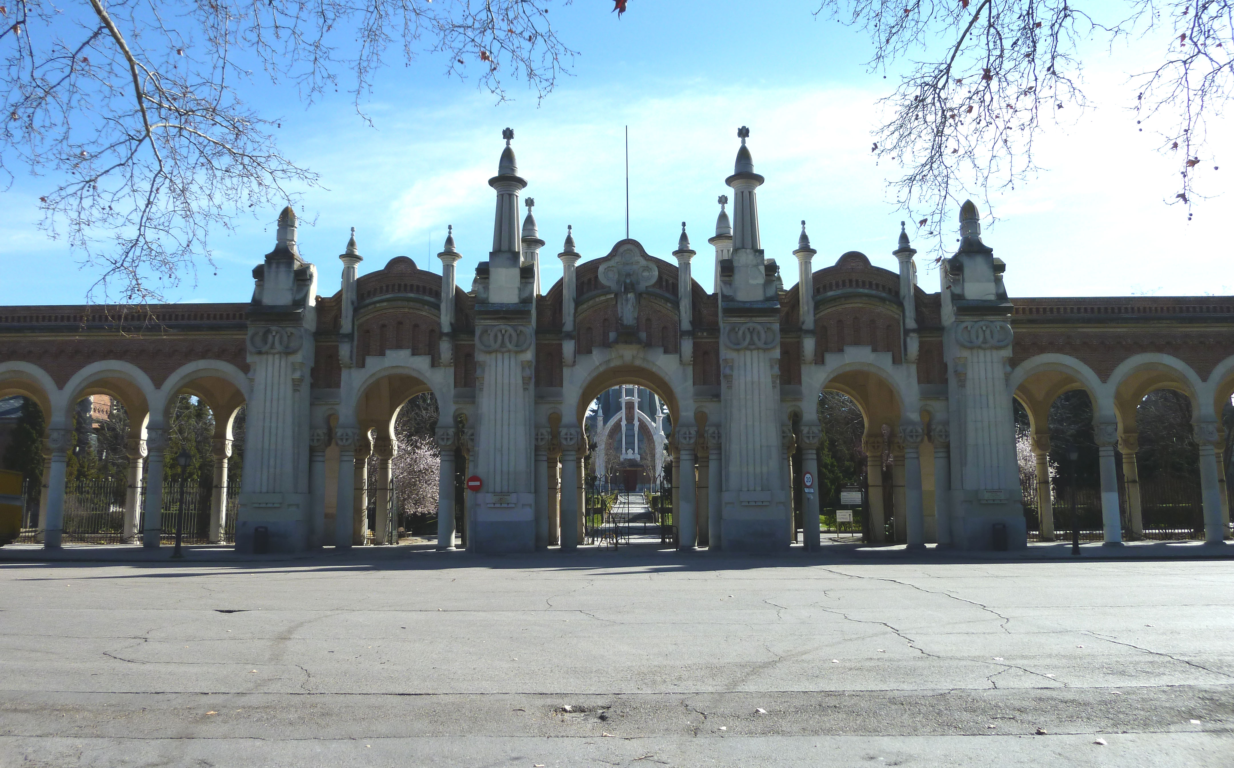 马德里Almudena墓园入口（资料照片）。Luis García (Zaqarbal) / Wikimedia Commons，CC BY-SA 3.0。