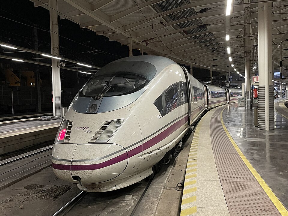 资料图:马德里阿托查S-103列车(2021);MNXANL,CC BY-SA 4.0。commons.wikimedia.org/wiki/File:202112_Renfe_S-103-212_as_AVE2173_at_Madrid-Atocha.jpg
