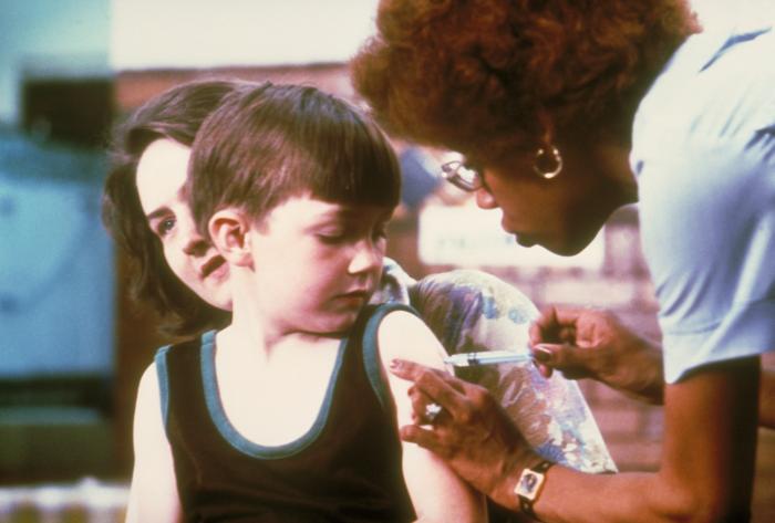 护士为儿童接种 / Vacunación infantil · HHS/CDC PHIL · 公有领域 / dominio público