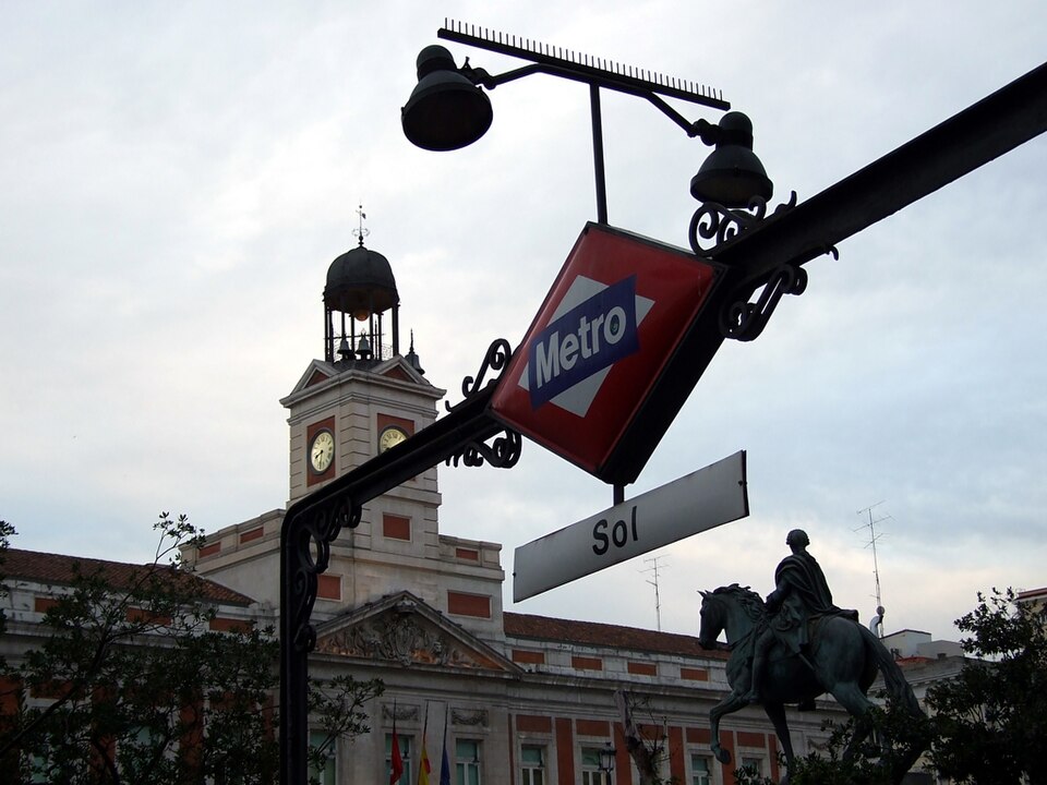 实拍:马德里太阳门广场时钟建筑;作者 Manuel Mohedano Torres,CC BY 3.0 ES/Wikimedia Commons。