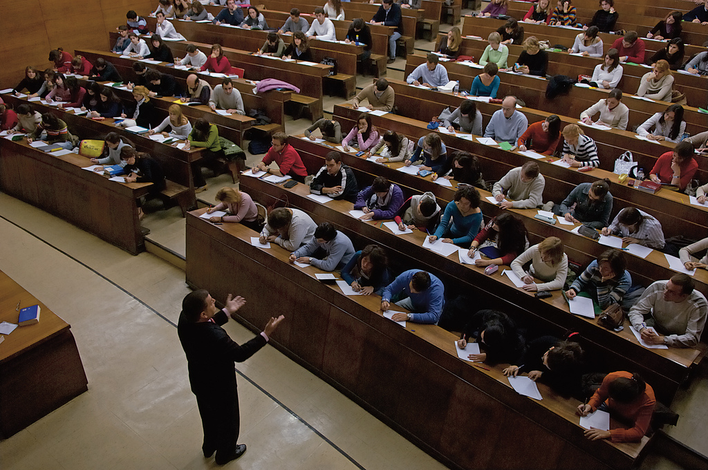 实拍:马德里康普顿斯大学教室;Max Alexander/PromoMadrid,CC BY-SA 2.0/Wikimedia Commons。