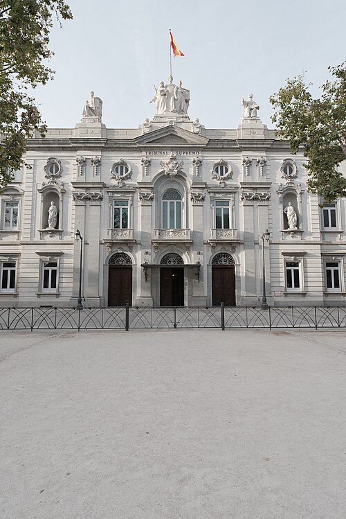 马德里西班牙最高法院大楼外景档案照；Javier Perez Montes，Wikimedia Commons，CC BY-SA 4.0。