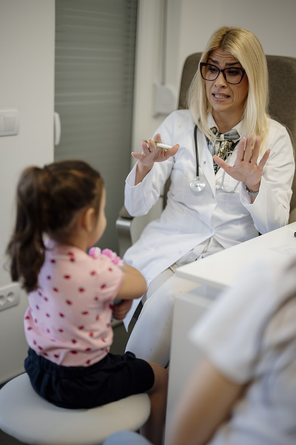 Pediatric visit — Shixart1985 (Nenad Stojković), Wikimedia Commons, CC BY 2.0 (creativecommons.org/licenses/by/2.0)