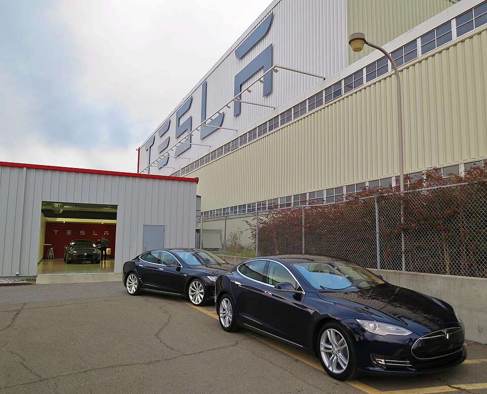 资料照:新款Tesla车辆在加州工厂,摄于2012年;作者 Steve Jurvetson,Wikimedia Commons,CC BY 2.0。