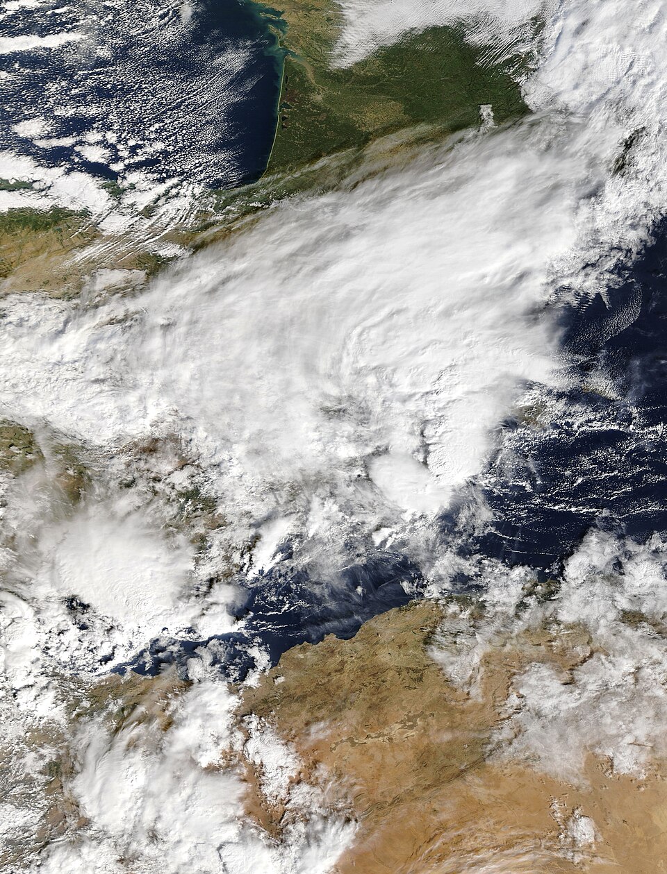 资料图:NASA Terra卫星于2026年10月18日拍摄的风暴Adam云系;NASA/NOAA Worldview,公有领域。