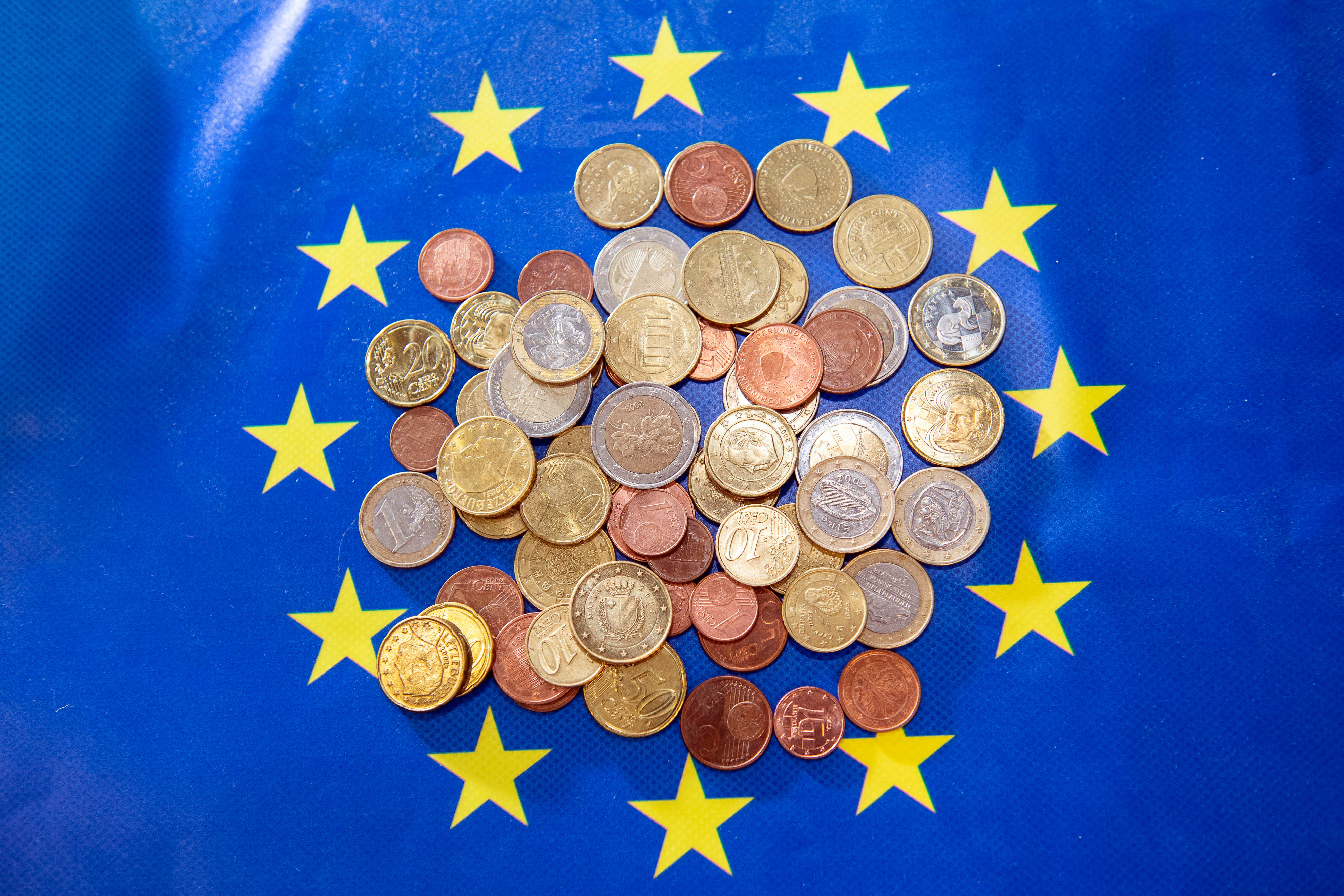 Euro coins — Lukasz Kobus / European Commission, Wikimedia Commons, CC BY 4.0 (creativecommons.org/licenses/by/4.0)