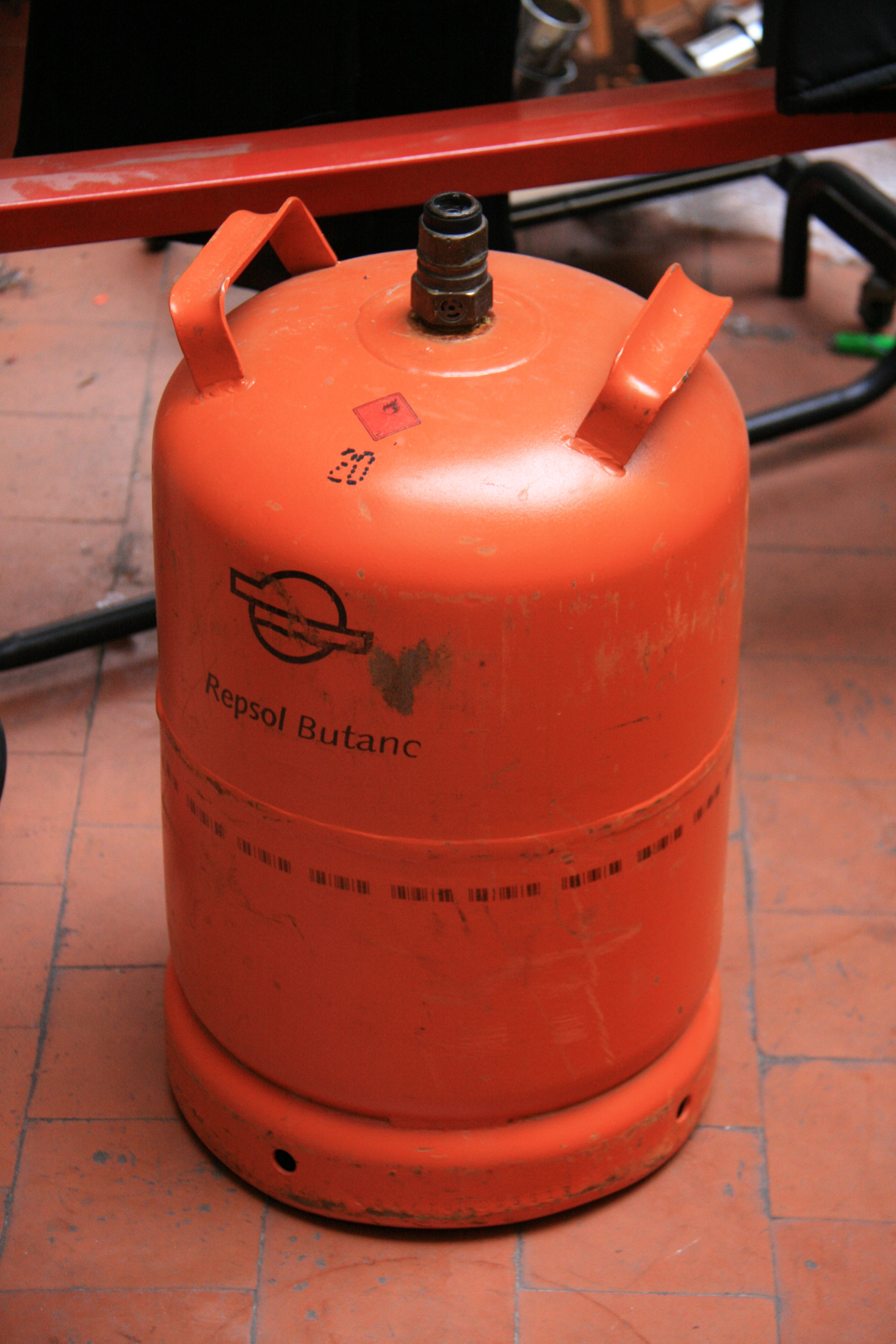 马德里的一只丁烷气瓶。照片:Tamorlan,CC BY-SA 3.0。 / Bombona de butano en Madrid. Foto: Tamorlan, CC BY-SA 3.0.