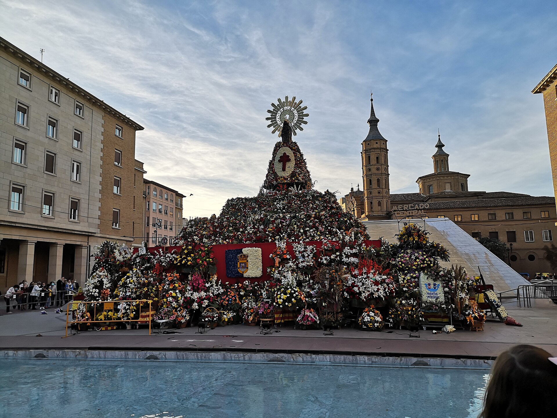 Ofrenda de Flores, Zaragoza, 2021 — Ecelan, Wikimedia Commons, CC BY-SA 4.0 (creativecommons.org/licenses/by-sa/4.0)