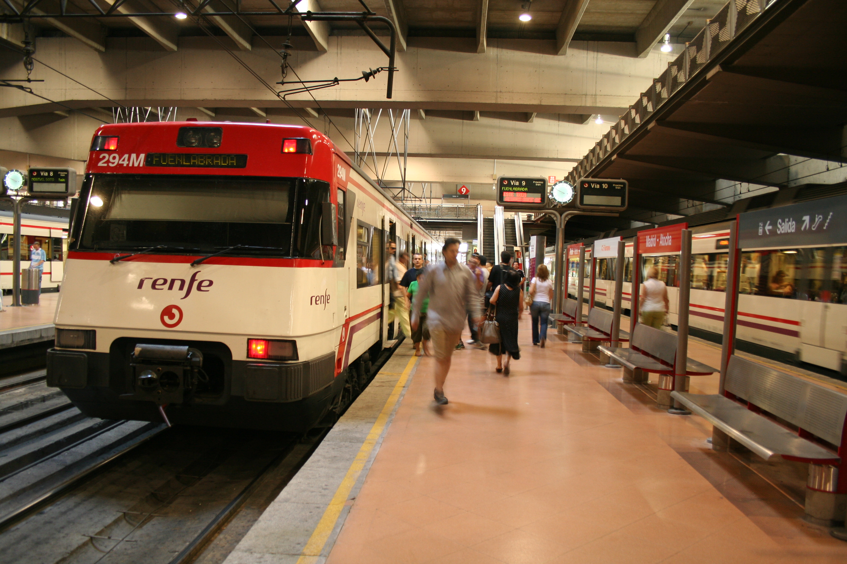 阿托查站的马德里Cercanías列车。Germán Póo-Caamaño,2008年,CC BY 2.0 / Tren Cercanías en Atocha, Madrid. Germán Póo-Caamaño, 2008, CC BY 2.0.