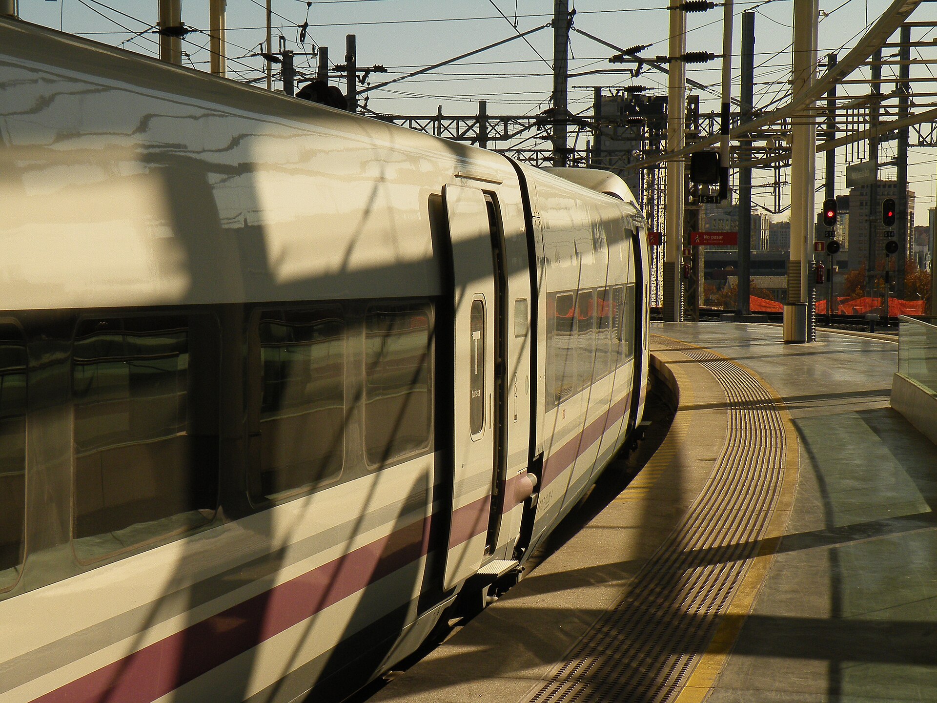 档案照(非事故现场):Renfe AVE S-112;Savh,Wikimedia Commons,CC BY-SA 3.0;commons.wikimedia.org/?curid=18226616