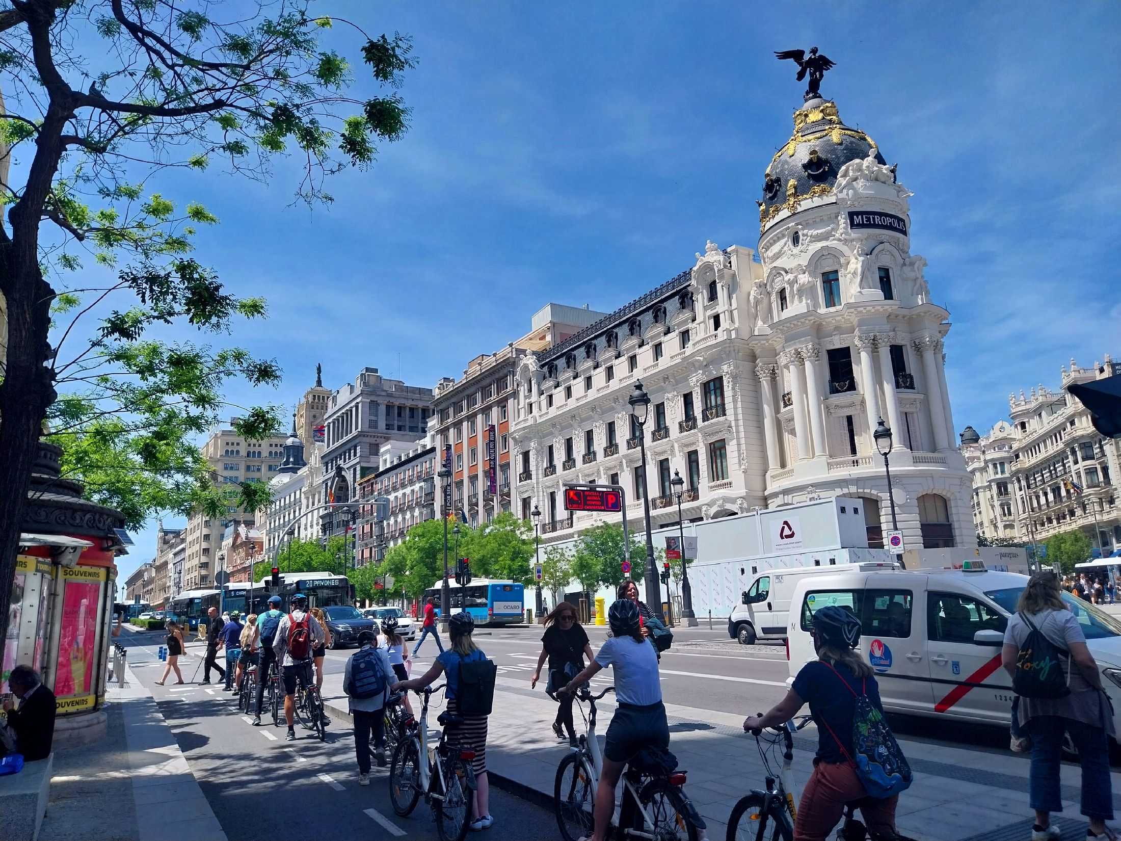 马德里阿尔卡拉街上的自行车骑行者。Zarateman 摄,CC0。 / Ciclistas en la calle de Alcalá, Madrid. Foto: Zarateman, CC0.