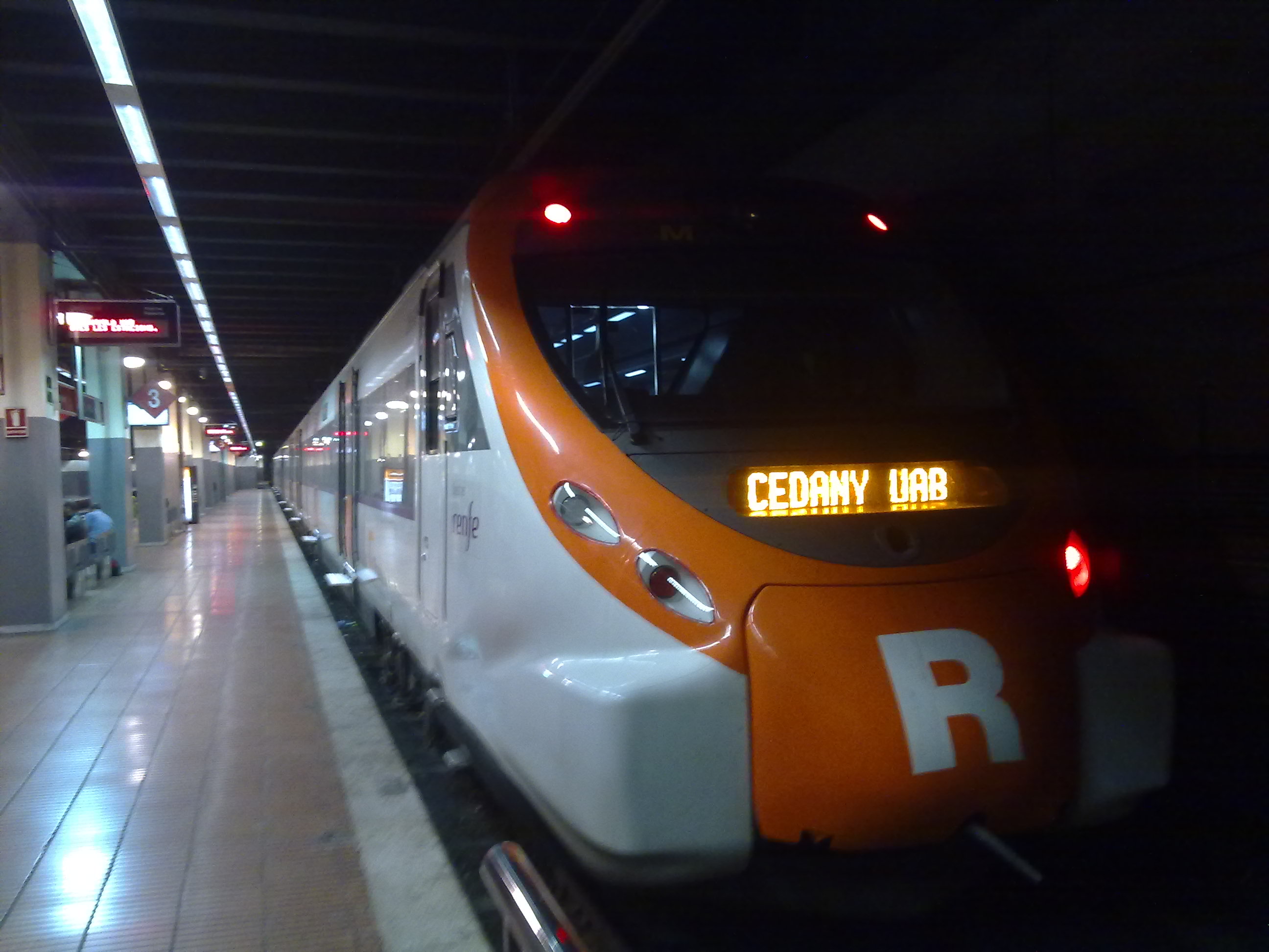 资料图:Rodalies列车停靠巴塞罗那Sant Andreu Arenal站(2011)。Wikimedia Commons,CC BY 3.0;File:Rodalies.jpg。
