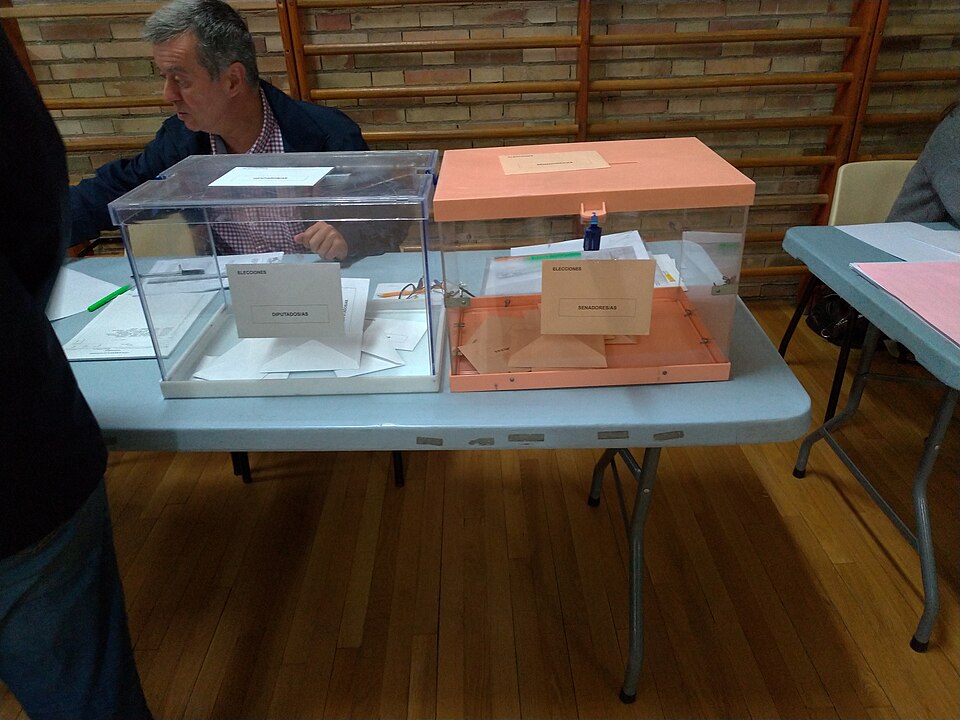 实拍/Foto: urna electoral en Madrid (2019); LauraHale, CC BY-SA 3.0; Wikimedia Commons.
