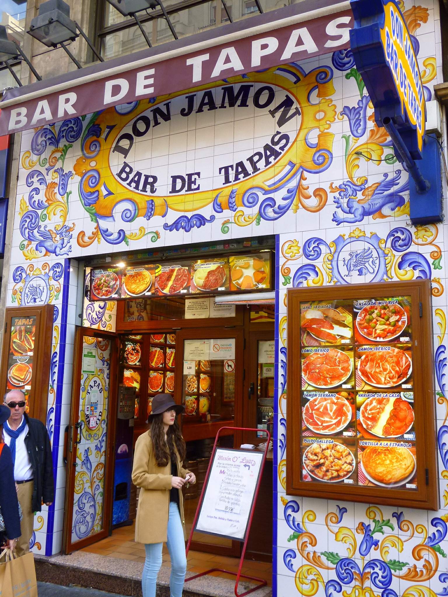 马德里Gran Vía小餐馆实拍(2016年,创业背景照);Zarateman,Wikimedia Commons,CC0。