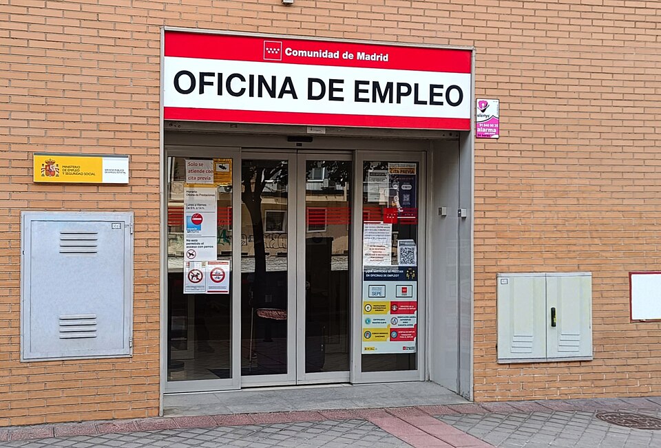 实拍/Foto: oficina de empleo SEPE en Madrid (2025); Lojwe, CC0; Wikimedia Commons.