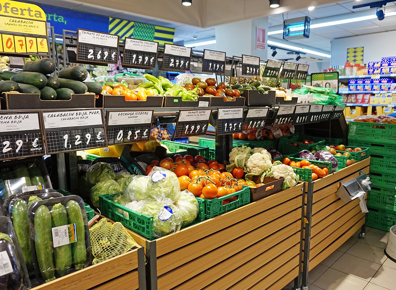 马德里 Dia 超市的蔬菜区 / Sección de verduras de un supermercado Dia de Madrid. Foto: Tiia Monto, 2016, CC BY-SA 3.0.