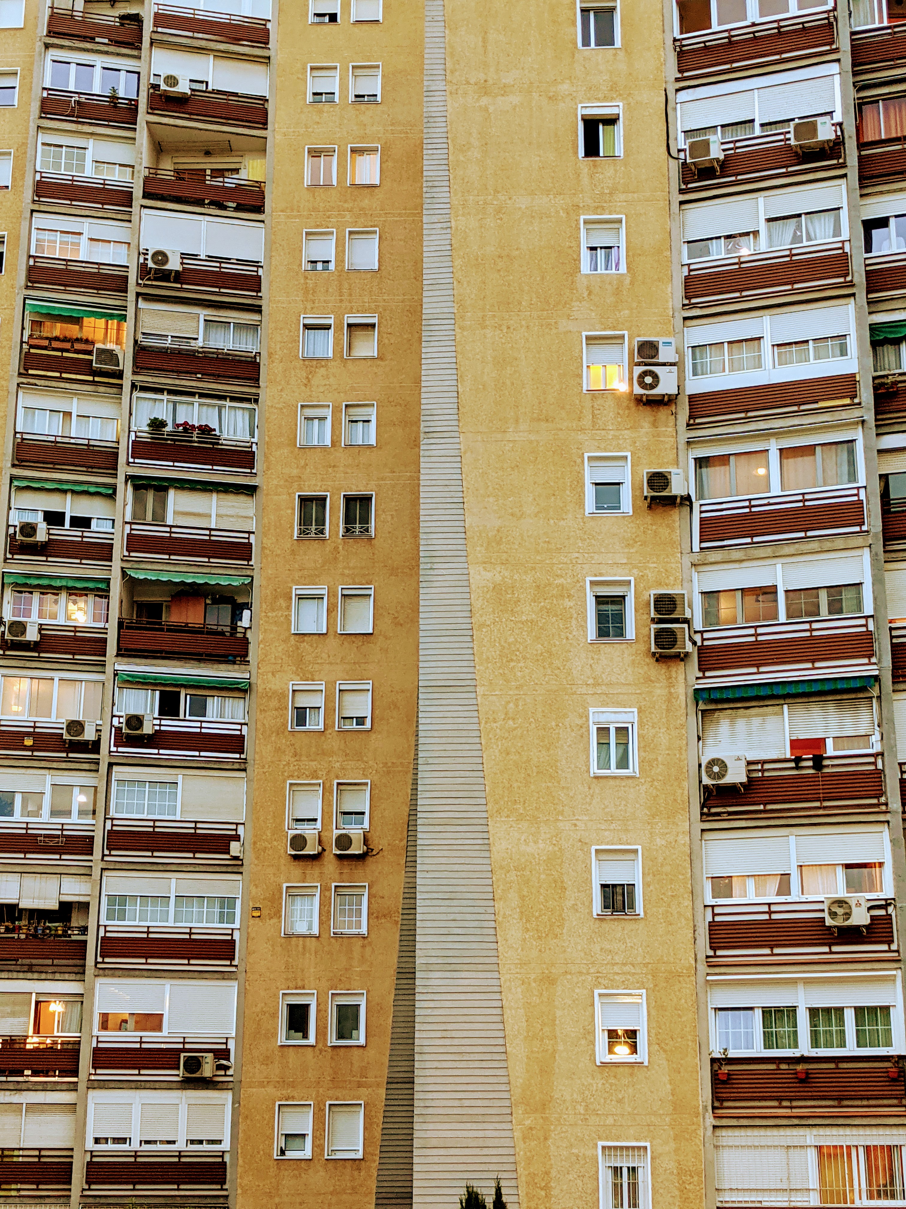 马德里La Elipa住宅楼(2021)。摄影:Benjamín Núñez González / Wikimedia Commons,CC BY-SA 4.0