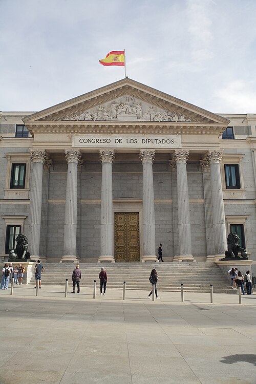 马德里西班牙众议院外景档案照(2023,非记者会现场);Javier Perez Montes,Wikimedia Commons,CC BY-SA 4.0。