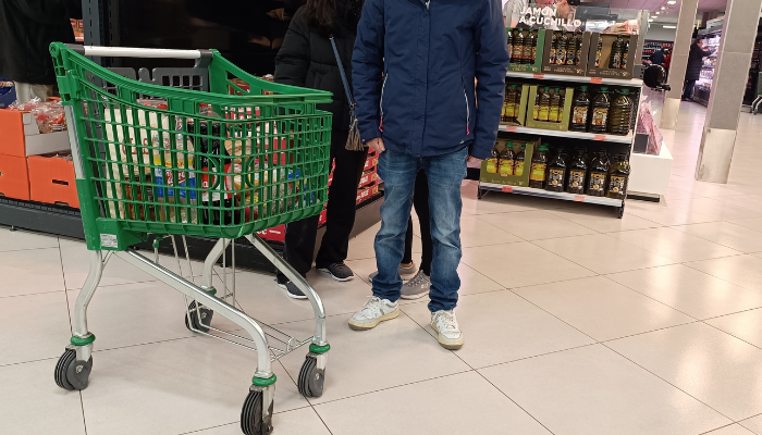Mercadona超市水果区前的购物车。Laoficina24 摄,CC BY-SA 4.0。 / Carros frente a la frutería de un Mercadona. Foto: Laoficina24, CC BY-SA 4.0.