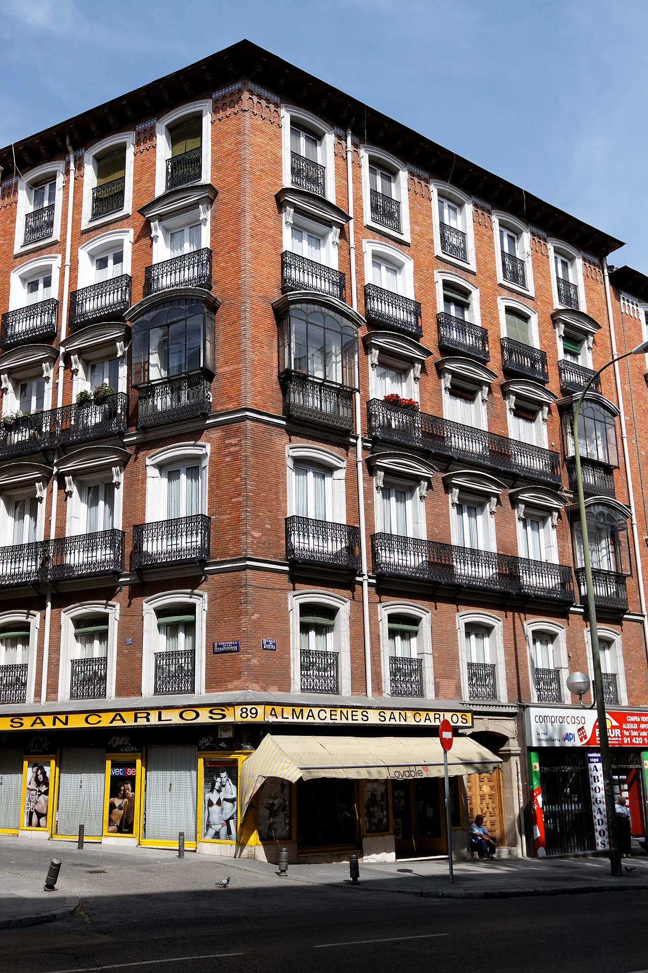 资料照:马德里阿托查街住宅楼;Barcex/Wikimedia Commons,CC BY-SA 3.0;按比例缩小,未裁切、未AI处理。