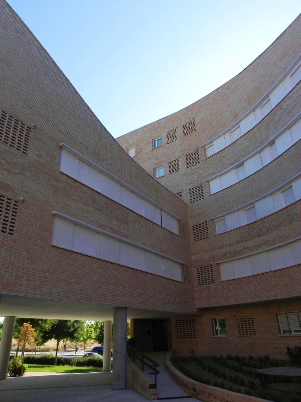 资料图:马德里Carabanchel住宅楼(2013);xGaztelu,CC BY-SA 3.0。commons.wikimedia.org/wiki/File:Edificio_Carabanchel_26_(Madrid)_08.jpg