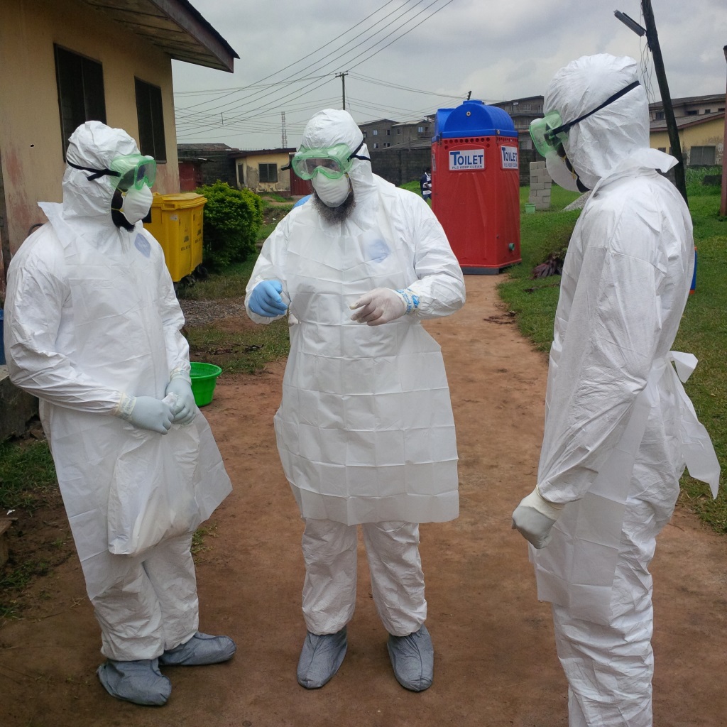资料照:尼日利亚医护人员参加埃博拉防护培训(2014年,非本病例);CDC Global / Wikimedia Commons,CC BY 2.0。
